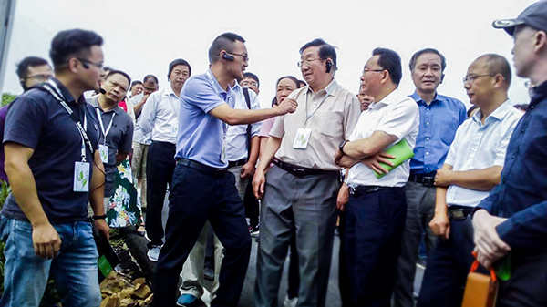 托普云農陳渝陽董事長陪同劉天金主任、陳宗懋院士參觀現場