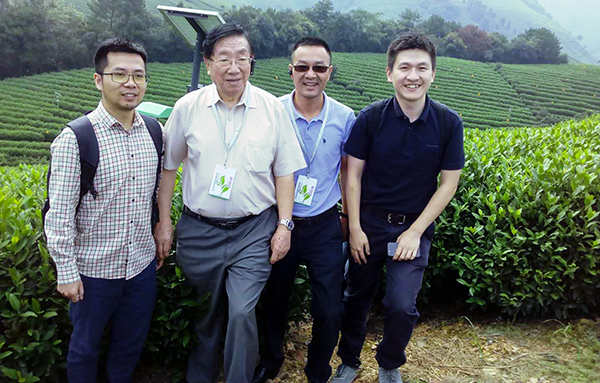 陳宗懋院士、陳渝陽董事長、陳曦經理在茶園殺蟲燈面前合影