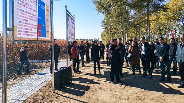 與會代表一行人來到了楊家村耕地質量監測點