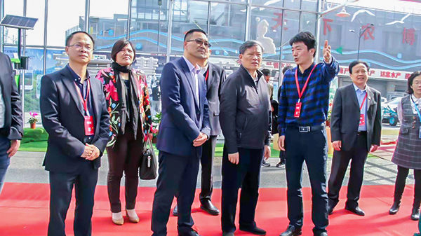 浙江省政協(xié)副主席、黨組副書記孫景淼蒞臨展位聽取浙江省數字農業(yè)系統(tǒng)介紹匯報