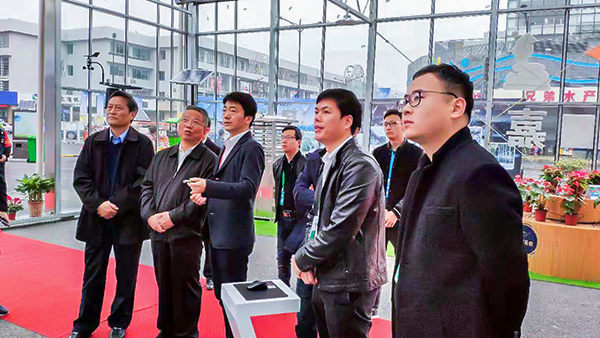 浙江省政協(xié)副主席、黨組成員黃旭明蒞臨展位聽取浙江省數字農業(yè)系統(tǒng)介紹匯報