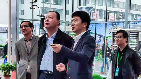 原浙江省人大常委會副主任矛臨生蒞臨展位聽取浙江省數字農業(yè)系統(tǒng)介紹匯報